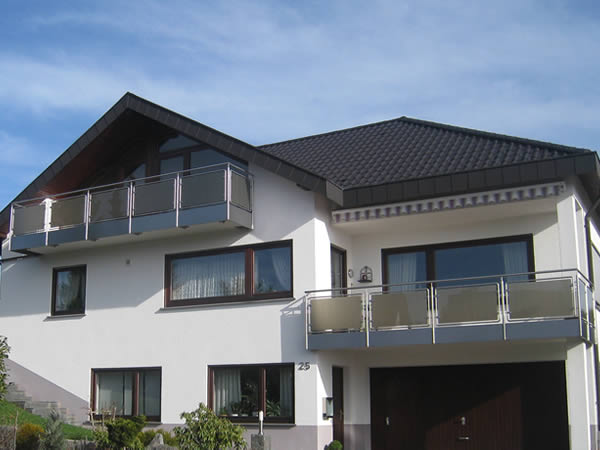 edlestahlgelaender-mit-glasfuellung.jpg