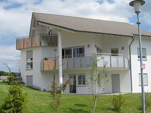 balkongelaender-edelstahl-mit-blechfuellung.jpg