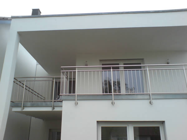 balkongelaender-mit-stacheten.jpg