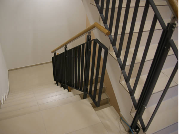 innengelaender-mit-holzhandlauf.jpg