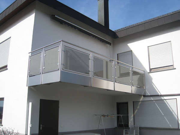 edlestahlgelaender-mit-glasfuellung-2.jpg